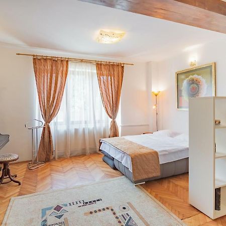 Appartement Bed&Wine In The Center Of Oradea Extérieur photo